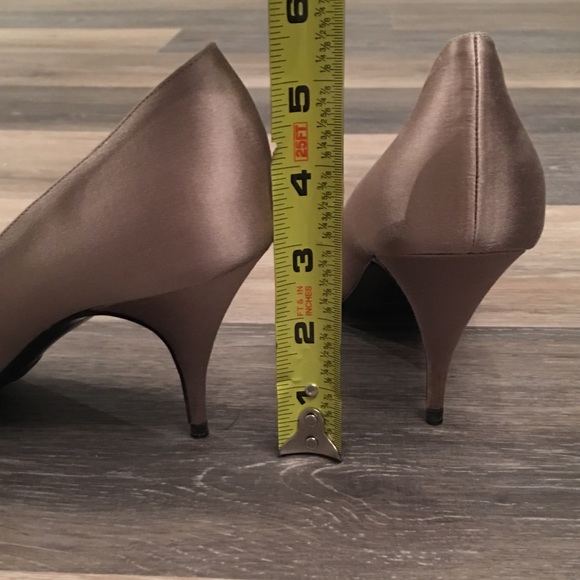 Giorgio Armani Satin Pumps - Picture 7 of 10